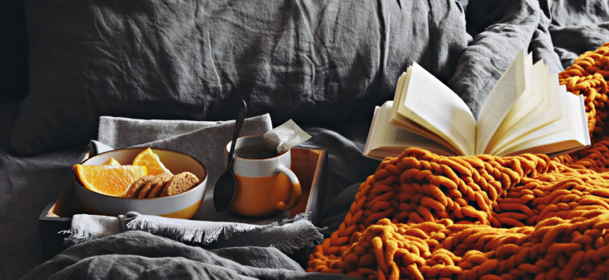 Cozy,Home,With,Cup,Of,Tea,With,Steam,,Blanket,And